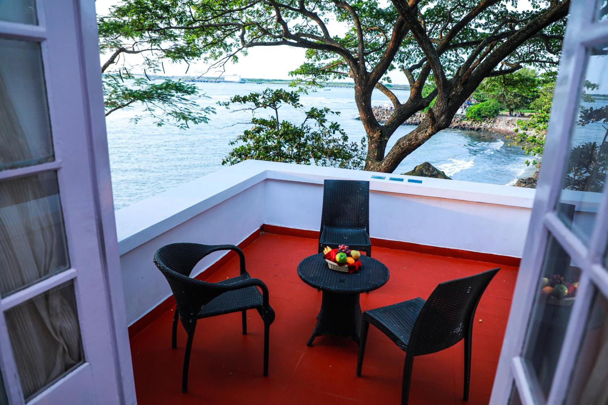 Old Lighthouse Bristow Hotel Kochi Exterior photo