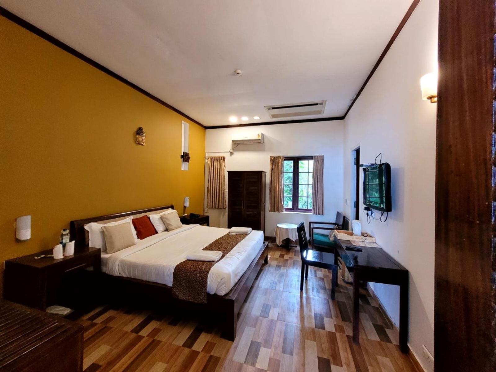 Old Lighthouse Bristow Hotel Kochi Exterior photo