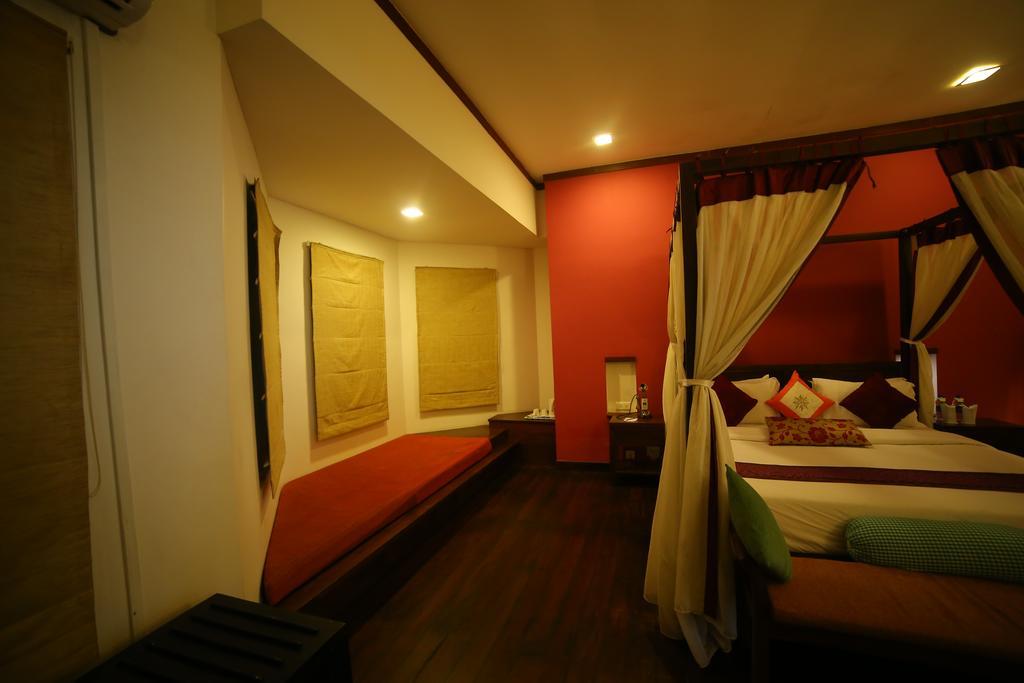Old Lighthouse Bristow Hotel Kochi Exterior photo