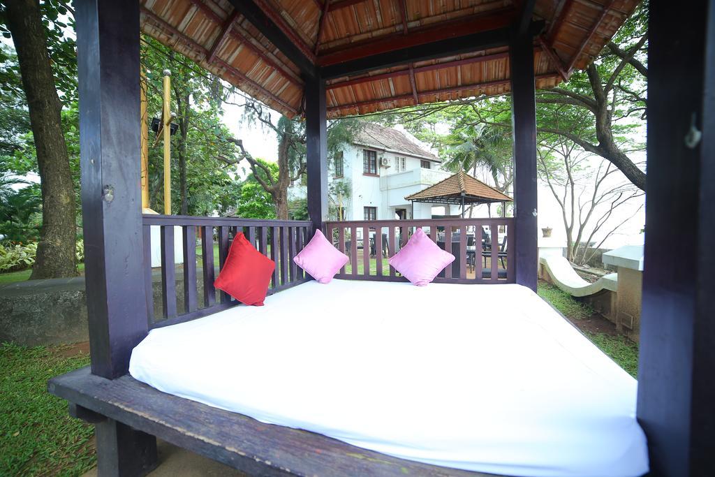 Old Lighthouse Bristow Hotel Kochi Exterior photo